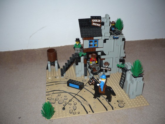 6761 Bandits Secret Hideout 2