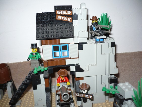 6761 Bandits Secret Hideout 3